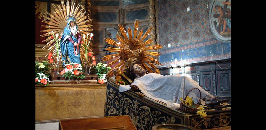 Statue della Vergine e del Cristo nella Chiesa di Santa Croce (foto Alberto Gori)